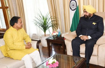 राज्यपाल लेफ्टिनेंट जनरल गुरमीत सिंह (से नि) से शिष्टाचार भेंट करते हुए कैबिनेट मंत्री डॉ. धन सिंह रावत।