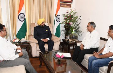 राज्यपाल लेफ्टिनेंट जनरल गुरमीत सिंह (से नि) से शिष्टाचार भेंट करते हुए सिडकुल मैन्युफैक्चरर्स एसोसिएशन ऑफ उत्तराखण्ड के पदाधिकारी।