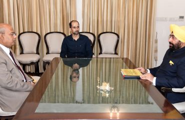 राज्यपाल लेफ्टिनेंट जनरल गुरमीत सिंह (से नि) से मुलाकात कर विश्वविद्यालय की विगत एक वर्ष की महत्वपूर्ण उपलब्धियों एवं गतिविधियों पर आधारित पुस्तक भेंट करते हुए कुलपति प्रो. ओंकार सिंह।