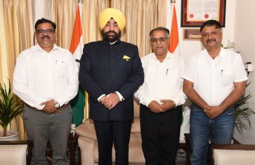 राज्यपाल लेफ्टिनेंट जनरल गुरमीत सिंह (से नि) से शिष्टाचार भेंट करते हुए सिडकुल मैन्युफैक्चरर्स एसोसिएशन ऑफ उत्तराखण्ड के पदाधिकारी।