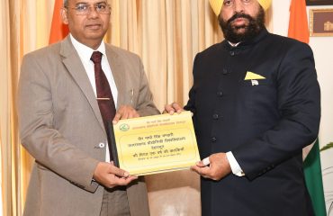 राज्यपाल लेफ्टिनेंट जनरल गुरमीत सिंह (से नि) से मुलाकात कर विश्वविद्यालय की विगत एक वर्ष की महत्वपूर्ण उपलब्धियों एवं गतिविधियों पर आधारित पुस्तक भेंट करते हुए कुलपति प्रो. ओंकार सिंह।