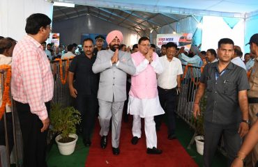 अमृत भारत रेलवे स्टेशन योजना के अंतर्गत रेलवे स्टेशनों के पुनर्विकास की आधारशिला रखे जाने के अवसर पर कार्यक्रम में प्रतिभाग करते हुए राज्यपाल।
