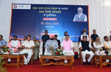 अमृत भारत रेलवे स्टेशन योजना के अंतर्गत रेलवे स्टेशनों के पुनर्विकास की आधारशिला रखे जाने के अवसर पर कार्यक्रम में राज्यपाल लेफ्टिनेंट जनरल गुरमीत सिंह (से नि)।