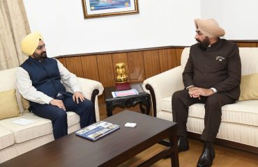 राज्यपाल लेफ्टिनेंट जनरल गुरमीत सिंह (से नि) शिष्टाचार भेंट करते हुए मुख्य सचिव डॉ. एस.एस.संधू।