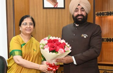 Vice-Chancellor of Doon University Prof. Surekha Dangwal pays courtesy call on Governor Lt. Gen. Gurmit Singh (Retd).