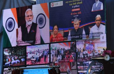 वर्चुअल माध्यम से अमृत भारत रेलवे स्टेशन योजना के अंतर्गत 508 रेलवे स्टेशनों के पुनर्विकास की आधारशिला रखते हुए प्रधानमंत्री श्री नरेन्द्र मोदी।
