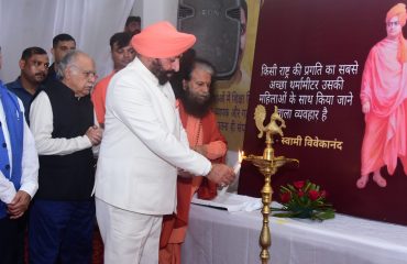 संकल्प फाउंडेशन के दो दिवसीय राष्ट्रीय सम्मेलन के प्रथम सत्र का शुभारंभ करते हुए राज्यपाल लेफ्टिनेंट जनरल गुरमीत सिंह (से नि)।
