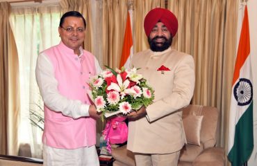 Chief Minister Shri Pushkar Singh Dhami pays courtesy call on Governor Lt. Gen. Gurmit Singh (Retd).