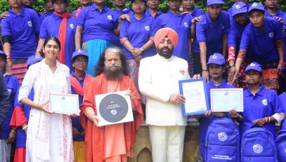 Governor Lt. Gen. Gurmit Singh (Retd) gives out citation and hygiene kit to women sanitation workers, who have been trained at Parmarth Niketan.
