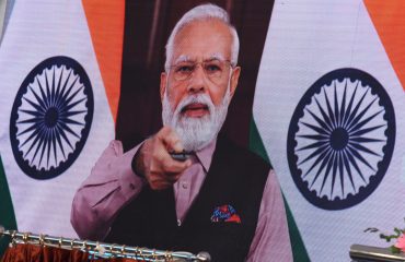 वर्चुअल माध्यम से अमृत भारत रेलवे स्टेशन योजना के अंतर्गत 508 रेलवे स्टेशनों के पुनर्विकास की आधारशिला रखते हुए प्रधानमंत्री श्री नरेन्द्र मोदी।