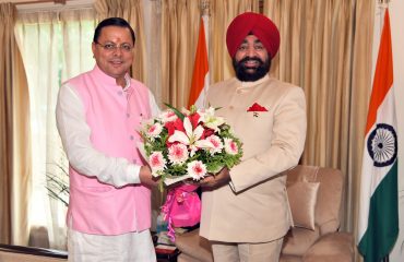 राज्यपाल लेफ्टिनेंट जनरल गुरमीत सिंह (से नि) से शिष्टाचार भेंट करते हुए मुख्यमंत्री श्री पुष्कर सिंह धामी।