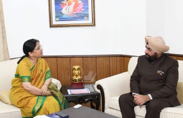 VC of Doon University Prof. Surekha Dangwal pays courtesy call on Governor Lt. Gen. Gurmit Singh (Retd).