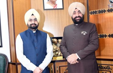 राज्यपाल लेफ्टिनेंट जनरल गुरमीत सिंह (से नि) शिष्टाचार भेंट करते हुए मुख्य सचिव डॉ. एस.एस.संधू।