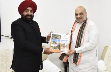 Governor Lt. Gen. Gurmit Singh (Retd) presents a coffee table book on Manaskhand Mandir Mala to Union Home Minister Shri Amit Shah.