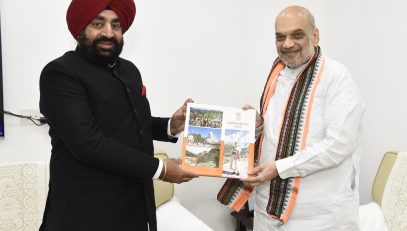 Governor Lt. Gen. Gurmit Singh (Retd) presents a coffee table book on Manaskhand Mandir Mala to Union Home Minister Shri Amit Shah.