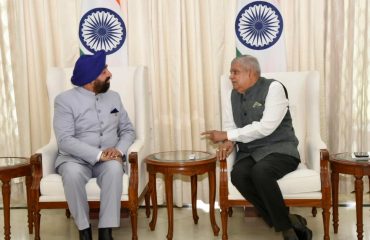 उपराष्ट्रपति श्री जगदीप धनखड़ से शिष्टाचार भेंट करते हुए राज्यपाल लेफ्टिनेंट जनरल गुरमीत सिंह(से नि)।