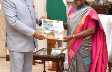 राष्ट्रपति श्रीमती द्रौपदी मुर्मु से मुलाकात कर कॉफी टेबल बुक भेंट करते हुए राज्यपाल।