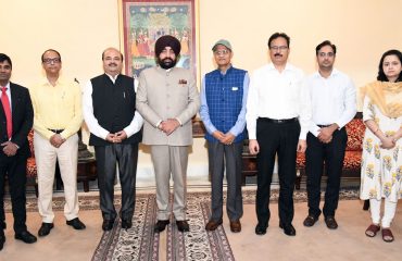 राजभवन में अधिकारियों के साथ राज्यपाल लेफ्टिनेंट जनरल गुरमीत सिंह (से नि)।