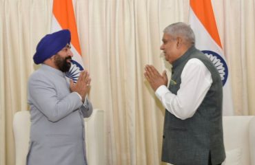 उपराष्ट्रपति श्री जगदीप धनखड़ से शिष्टाचार भेंट करते हुए राज्यपाल लेफ्टिनेंट जनरल गुरमीत सिंह(से नि)।