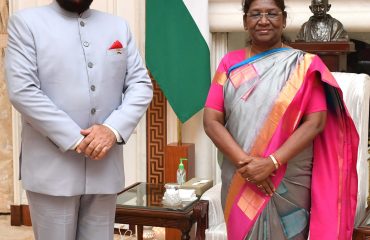 राष्ट्रपति श्रीमती द्रौपदी मुर्मु से मुलाकात कर कॉफी टेबल बुक भेंट करते हुए राज्यपाल।