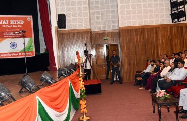 कार्यक्रम में आईटीबीपी के जवान अर्जुन खेड़ियाल द्वारा प्रस्तुत देशभक्ति गाने को सुनते हुए राज्यपाल लेफ्टिनेंट जनरल गुरमीत सिंह (से नि)।