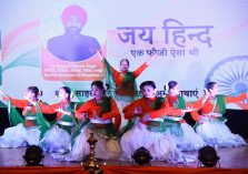 School children presents a patriotic program.;?>