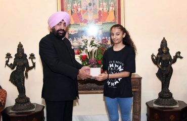 राज्यपाल लेफ्टिनेंट जनरल गुरमीत सिंह (से नि) से शिष्टाचार भेंट करती हुईं इंडिया नेशनल टूर्नामेंट, कराटे में गोल्ड मेडल विजेता सुश्री ज्योत्सना पंत।