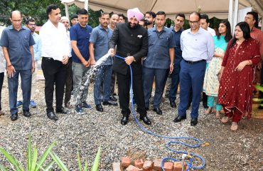 टैंक में स्टोर किया गया पानी का निरीक्षण करते हुए राज्यपाल लेफ्टिनेंट जनरल गुरमीत सिंह (से नि)।