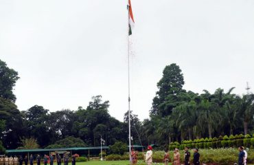 स्वतंत्रता दिवस के अवसर पर राजभवन में ध्वजारोहण करते हुए राज्यपाल लेफ्टिनेंट जनरल गुरमीत सिंह (से नि)।