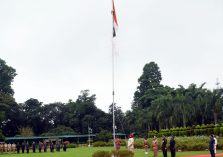 स्वतंत्रता दिवस के अवसर पर राजभवन में ध्वजारोहण करते हुए राज्यपाल लेफ्टिनेंट जनरल गुरमीत सिंह (से नि)।;?>