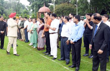 राजभवन में अधिकारियों व कर्मचारियों से मिलते हुए राज्यपाल लेफ्टिनेंट जनरल गुरमीत सिंह (से नि)।