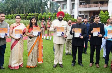 राजभवन से प्रकाशित त्रैमासिक पत्रिका ‘नंदा’ का विमोचन करते हुए राज्यपाल लेफ्टिनेंट जनरल गुरमीत सिंह (से नि)।