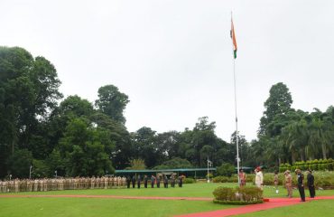 स्वतंत्रता दिवस के अवसर पर राजभवन में ध्वजारोहण करते हुए राज्यपाल लेफ्टिनेंट जनरल गुरमीत सिंह (से नि)।