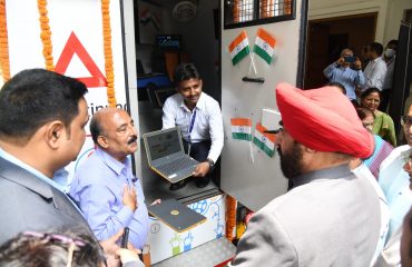 सचल ई-लर्निंग वाहन का अवलोकन करते हुए राज्यपाल लेफ्टिनेंट जनरल गुरमीत सिंह (से नि)।