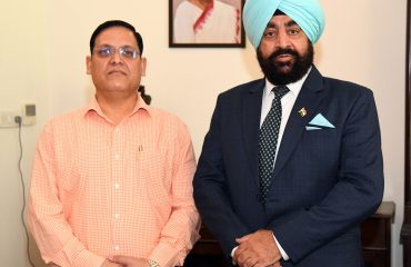 17-08-2023:राज्यपाल लेफ्टिनेंट जनरल गुरमीत सिंह (से नि) से शिष्टाचार भेंट करते हुए भारत मौसम विज्ञान केंद्र, देहरादून के निदेशक बिक्रम सिंह।