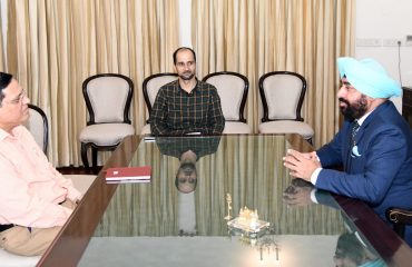 शिष्टाचार भेंट करते हुए भारत मौसम विज्ञान केंद्र, देहरादून के निदेशक बिक्रम सिंह।