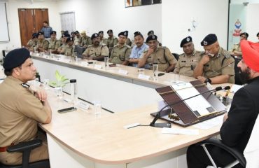 पुलिस अधिकारियों के साथ बैठक करते हुए राज्यपाल लेफ्टिनेंट जनरल गुरमीत सिंह ।