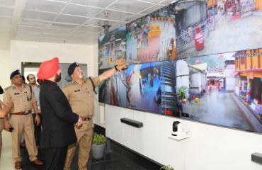 Governor visited the DIAL-112 (Emergency Response Support System) control room.