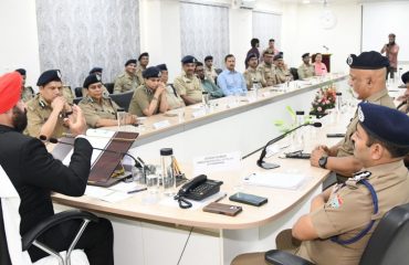 Governor meeting with police officers.