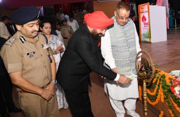 अमर उजाला और सेंचुरियन डिफेंस एकेडमी के संयुक्त तत्वावधान में आयोजित ‘‘वीरता पुरस्कार-2023’’ कार्यक्रम का शुभारंभ करते हुए राज्यपाल लेफ्टिनेंट जनरल गुरमीत सिंह (से नि)।