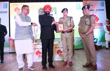 उत्कृष्ट कार्य कर रहीं पुलिसकर्मी को वीरता पुरस्कार से सम्मानित करते हुए राज्यपाल लेफ्टिनेंट जनरल गुरमीत सिंह (से नि)।