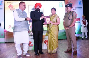शहीदों के परिजनों, को वीरता पुरस्कार से सम्मानित करते हुए राज्यपाल लेफ्टिनेंट जनरल गुरमीत सिंह (से नि)।