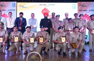 शहीदों के परिजनों, पूर्व सैनिकों और उत्कृष्ट कार्य कर रहे पुलिसकर्मियों के साथ राज्यपाल लेफ्टिनेंट जनरल गुरमीत सिंह (से नि)।