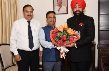 राज्यपाल लेफ्टिनेंट जनरल गुरमीत सिंह (से नि) से शिष्टाचार भेंट करते हुए प्रमुख सचिव आर0के0 सुधांशु, एवं सचिव प्रदूषण नियंत्रण बोर्ड सुशांत पटनायक।