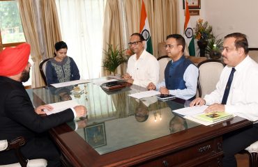 ‘‘प्लास्टिक के विरूद्ध जंग’’ सेमिनार के संबंध में अधिकारियों के साथ बैठक करते हुए राज्यपाल लेफ्टिनेंट जनरल गुरमीत सिंह (से नि)