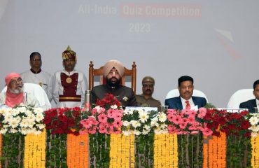 अखिल भारतीय प्रश्नोत्तरी प्रतियोगिता ‘‘यू-जीनियस 2.0’’ कार्यक्रम में प्रतिभाग करते हुए राज्यपाल लेफ्टिनेंट जनरल गुरमीत सिंह (से नि)।