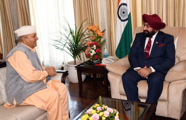 राज्यपाल लेफ्टिनेंट जनरल गुरमीत सिंह (से नि) से शिष्टाचार भेंट करते हुए पद्म श्री पुरस्कार से सम्मानित प्रेम चंद शर्मा।