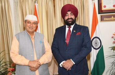 राज्यपाल लेफ्टिनेंट जनरल गुरमीत सिंह (से नि) से शिष्टाचार भेंट करते हुए पद्म श्री पुरस्कार से सम्मानित प्रेम चंद शर्मा।