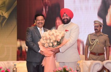 21-08-2023:राज्यपाल लेफ्टिनेंट जनरल गुरमीत सिंह (से नि) का स्वागत करते हुए उत्तरांचल विश्वविद्यालय के कुलाधिपति जितेंद्र जोशी।