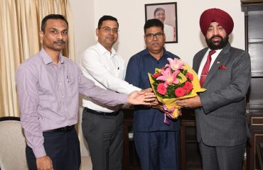 सितम्बर माह में राजभवन में प्रस्तावित ‘आर्युज्ञान सम्मेलन’ के सम्बन्ध में अधिकारियों के साथ विचार-विमर्श करते हुए राज्यपाल।